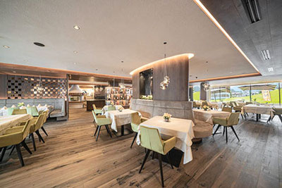 Blick aus dem Speisesaal der Zicoria Brasserie und Restaurant in St. Ulrich in Gröden