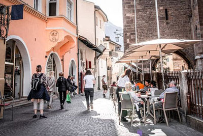 Genießen Sie im Café Aida in Meran süße Köstlichkeiten, Aperitifs und erlesene Weine. Die Terrasse bietet einen perfekten Ort zum Entspannen in der Altstadt.