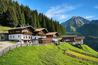 Haashof in Videgg bei Schenna mit traditionellem Gasthaus, sonniger Panoramalage und Blick auf die Südtiroler Bergwelt oberhalb von Meran.