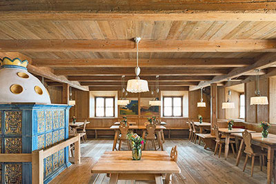 Vista sulla splendida stube in legno del ristorante Stube ida dell'Hotel Vigilius Mountain Resort sul Monte San Vigilio a Lana, in Alto Adige.