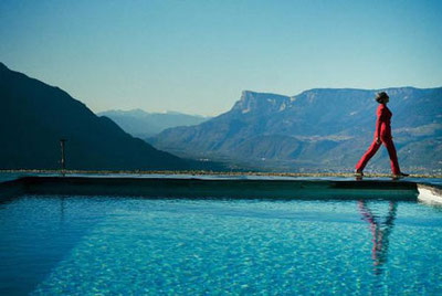 Vista sulla Valle dell'Adige e su Merano dall'Hotel Küglerhof a Tirolo, vicino a Merano, in Alto Adige