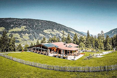 Jora Mountain Dining am Haunold in Innichen: Panoramablick auf die Dolomiten, sonnige Terrasse und alpine Genussmomente inmitten der Südtiroler Bergwelt.