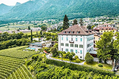 Residenza Windegg a Caldaro al Lago, location storica per eventi immersa nei vigneti con vista sul paese e sulle montagne nel sud dell’Alto Adige