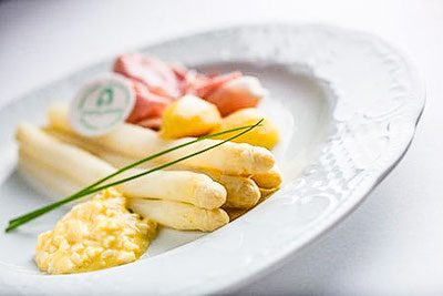 Il famoso piatto altoatesino Margarete Asparagi con prosciutto cotto, patate e salsa bolzanina