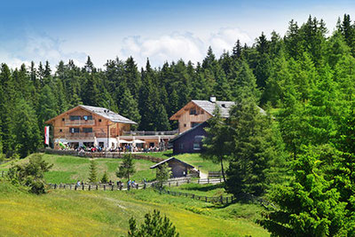 Außenansicht der Roneralm in Rodeneck im Sommer