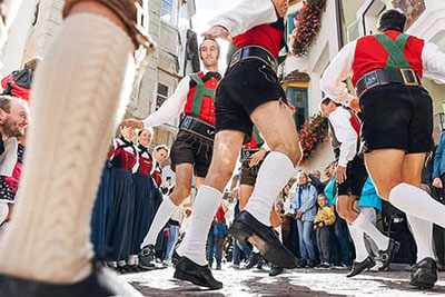 “Schuplattler” (danza popolare bavarese e tirolese) durante la tradizionale Festa del Törggelen a Chiusa