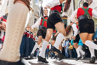 “Schuplattler” (danza popolare bavarese e tirolese) durante la tradizionale Festa del Törggelen a Chiusa