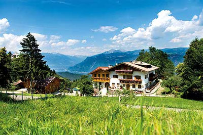 Blick auf das Hotel Restaurant Gasthof Jäger in Sirmian Nals in Südtirol 