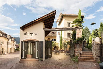 Blick in den mediterranen Innenhof der Allegra Weinbar - Restaurant in St. Pauls: Genuss und Gastfreundschaft im Ansitz Schreckenstein in Südtirol