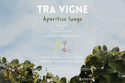 TRA VIGNE Innerleiterhof Schenna – Aperitivo lungo Event im Weingut mit Wein, Crostini, DJ-Sounds und Sundowner-Atmosphäre in den Weinbergen