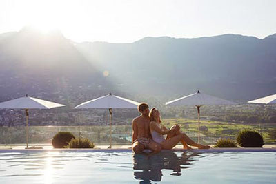 Vista da sogno dalla piscina dell'hotel a 5 stelle Giardino a Marlengo, vicino a Merano in Alto Adige