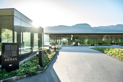 Vista esterna della Enoteca panoramica della cantina di Merano in Alto Adige