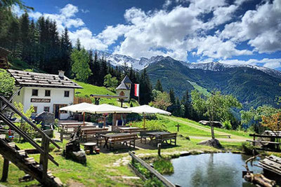 Sonnenhexe und Lissi mit ihren wuscheligen Lamas auf der Bizat Hütte