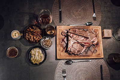 Ein perfekt gegrilltes Fiorentina Steak im Stochas Restaurant im Ahrntal in Südtirol