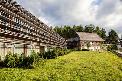 Aussenansicht vom Hotel vigilius mountain resort auf dem Vigiljoch in Lana in Südtirol 