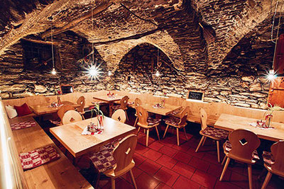 La bella cantina in pietra del ristorante Hilberkeller di Caines, vicino a Merano