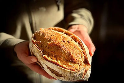 Pane appena sfornato dal panificio Psairer Beck a San Martino in Val Passiria, in Alto Adige