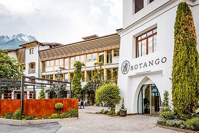Botango Designhotel in Partschins bei Meran mit moderner Architektur, begrüntem Innenhof und stilvollem Ambiente – Urlaub zwischen Design, Natur und Genuss.