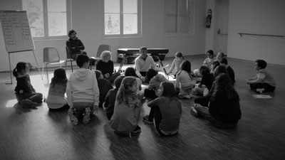 Fabrique Jazz, école primaire de Baurech avec Marylène Olivier, Hervé Saint-Guirons, et l'enseignant Eddy Viard. Photographie © Michel Bourdot