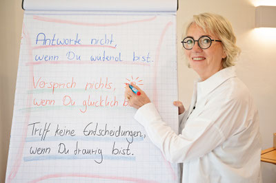 Die Dozentin und Lehrtrainerin Petra Kölln am Flipchart