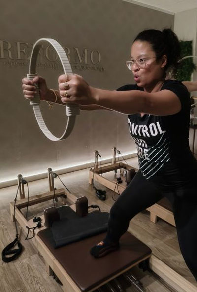 Tijdens de Reformer Pilates lessen in Zoetermeer wordt er naast de reformer ook andere attributen gebruikt zoals de pilatesring.