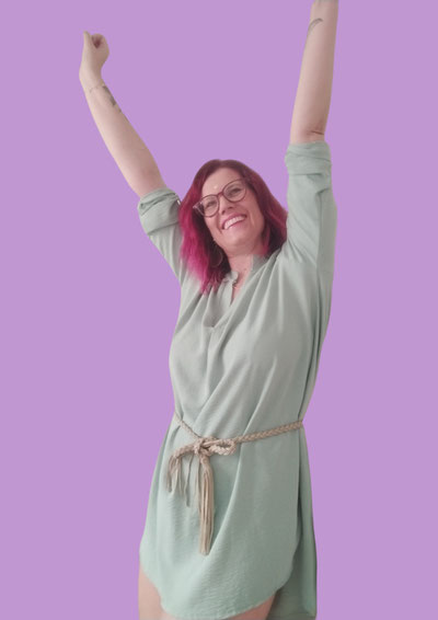 femme épanouis qui sourit heureuse confiance en soi coaching en ligne astrologie var cuers toulon 