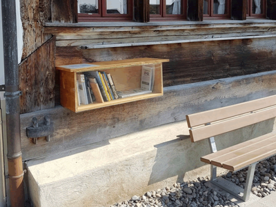 Hinsetzen, verweilen, lesen: die Bücherbox beim Dürstelerhaus. Bild: duerstelerhaus.ch