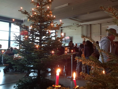 Christbaumversteigerung für den guten Zweck. Bild: zvg
