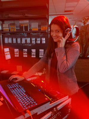 DJane Jutta Stoffels bei der Einweihung einer Ausstellung