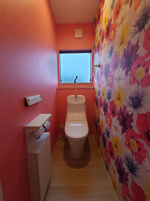 イクメンリフォームによる愛知県名古屋市のトイレのデザインクロスの張替え