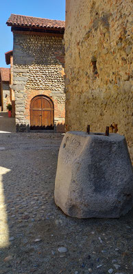 Nella piazzetta di ingresso è situato questo "pietrone" recante la data 1687 (unico elemento rimasto di un torchio per vinacce)