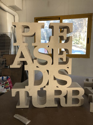 Thierry Michelet dit Joseph, PLEASE  DISTURB, sculpture en granit H: 30cm- Galerie d'art contemporain, Côte d'Azur