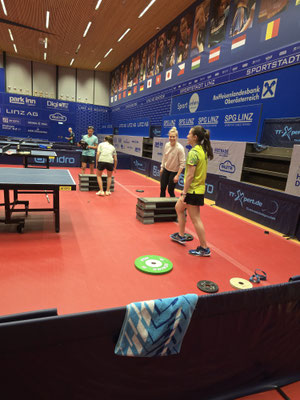 auch Cossia Arantxa, Kufsteins Gastspielerin beim Training in Linz macht mit