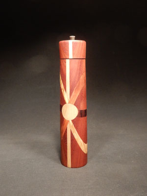 Pfeffer/Stahl,  Sipo/Palisander/Olive/Apfel/Ahorn/Fichte, ca. 6x27,5 cm, CHF 120.-, VIDEO