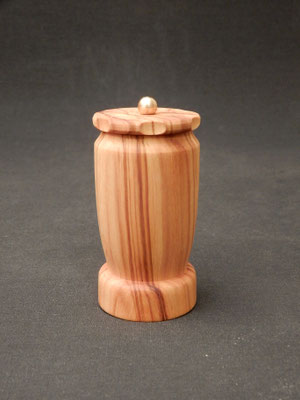 Pfeffer/Stahl,   vom Ölbaum mit XL-Innenraum,   ca. 5,5 x 11,5 cm,   CHF 70.-