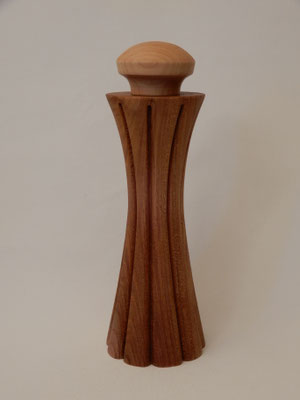 Pfeffer/Stahl,   Robinie / Ahorn,   ca. 8 x 23,5 cm,   CHF 125.-,   Lieferbar