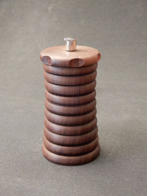 Pfeffer/Stahl,   Schwarznuss mit XL-Innenraum,   ca 5,5 x 11 cm,   CHF 65.-,   Lieferbar