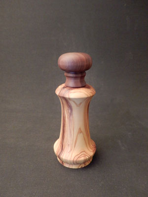 Pfeffer/Stahl,   Ölbaum / Schwarznuss,   ca. 8,5 x 19,5 cm,   CHF 105.-