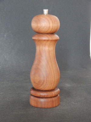 Pfeffer / Stahl,     Schwarznuss,     ca. 7,5 x 23 cm,     CHF 95.-,     