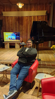 Geistheiler Jesus Lopez auf dem roten Sofa