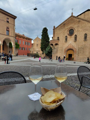 Apéro vor einer der 50 Kirchen von Bolognas Altstadt