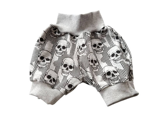 SaSch SelbstgefertigtesausSchwaben Selbstgefertigtes aus Schwaben Sarah Schäuble Handarbeit handmade selbstgemacht Hose Shorts Mitwachshose Pumphose Totenkopf Totenköpfe Skull Skulls
