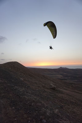 un parapente vuela en El Cuchillo