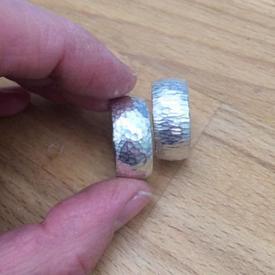 Breite Ringe mit Hammerschlag
