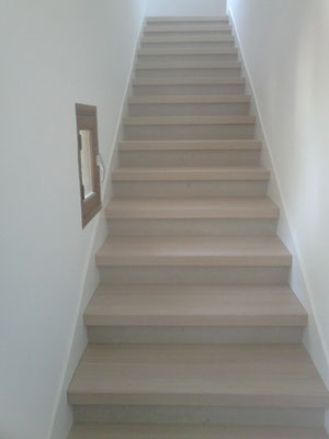 Pose de marches d'escalier sur l’île du Bendor
