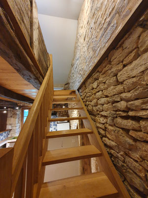 escalier vers chambre à l'étage occitanie lot quercy 