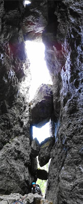 am Ende der langen 3. Seillänge, Perspektive verzerrt (das oberste Loch (=Ausstiegsloch) befindet sich hinter dem Fotografen)