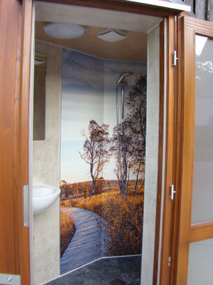 Die Dusche im Sanitärfass