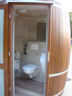Die Toilette im Sanitärfass 