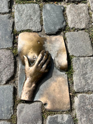 26.05. Borstplaat in brons